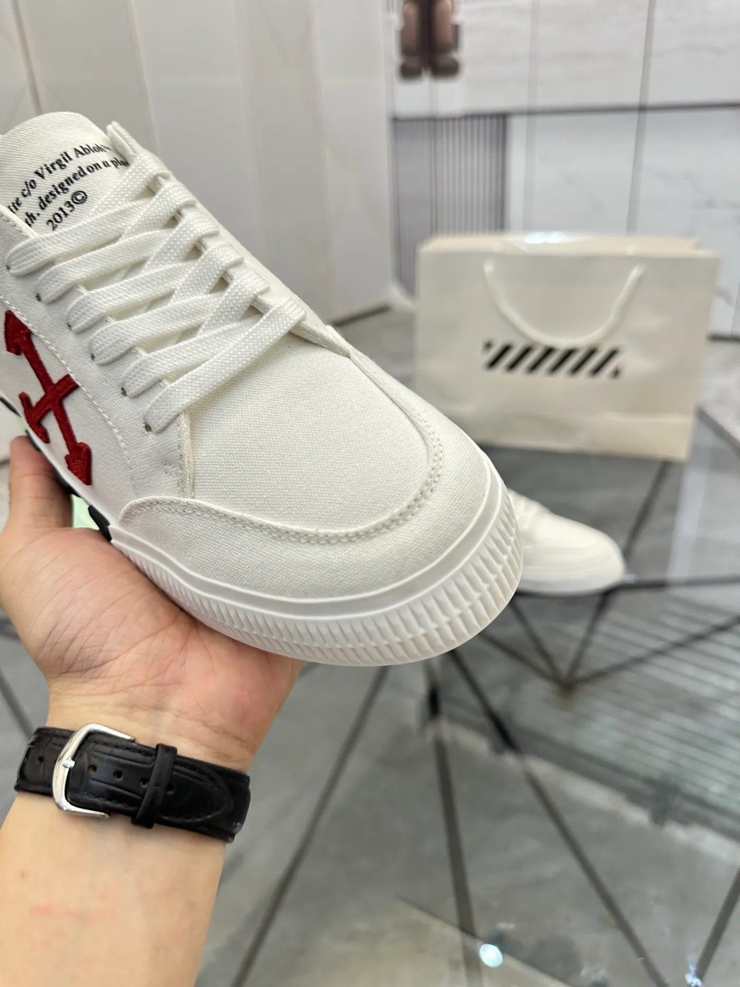 Selling men's shoes 💰: 💰P440¥ Product trademark: OFF WHITE *"OFF WHITE*" low-top casual shoes Regular size: 35-45 (can be customized to 46) Couple style Product materials: Original fabric from the upper counter, breathable lining, original outsole. No.: H203